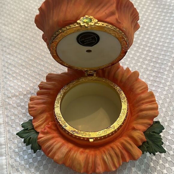 Vintage resin Poppy hinged trinket box with gold trim EVC - Picture 5 of 9